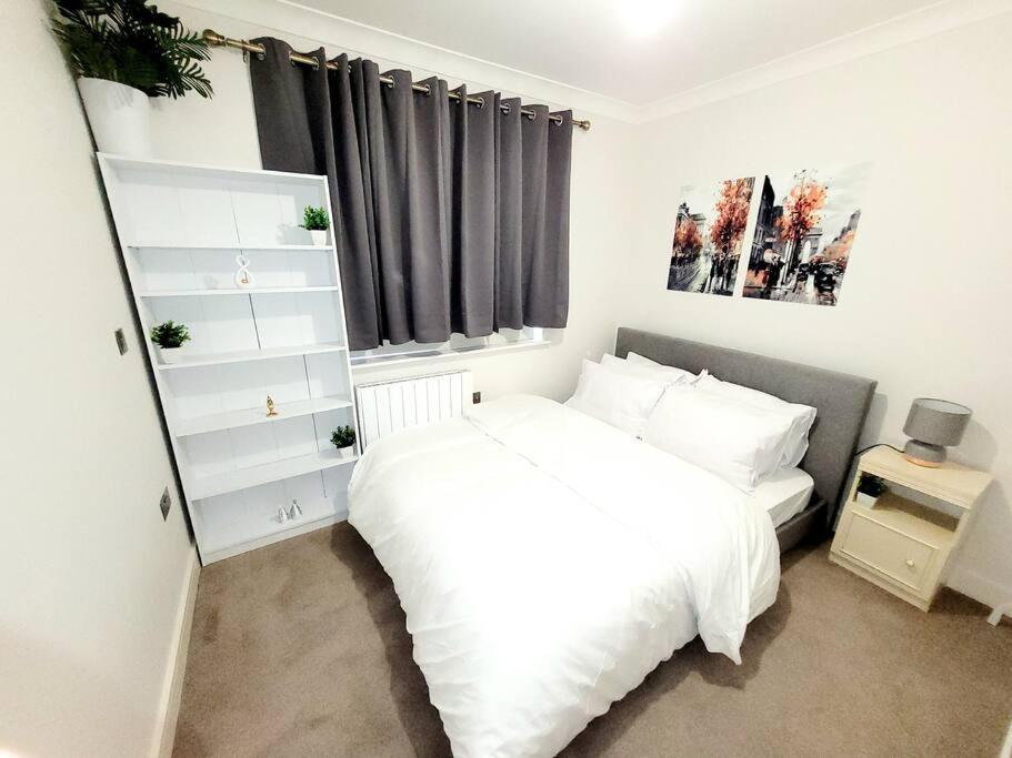 2 Bedroom Apt With 2 Comfortable King Size Beds, Free Private Parking, Easy Access To London West Byfleet Exterior foto